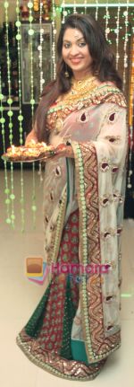 Misti Mukherjee celebrated diwali with her family (5).jpg